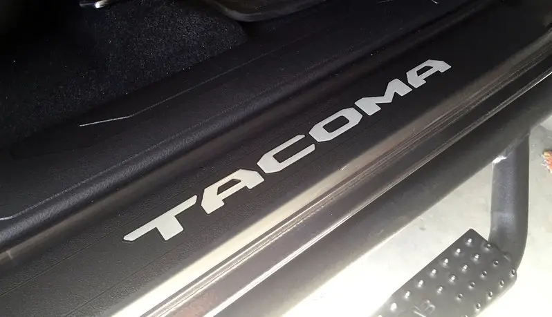 Protectores de umbral de puerta para Toyota Tacoma 2016-2023 doble cabina.
