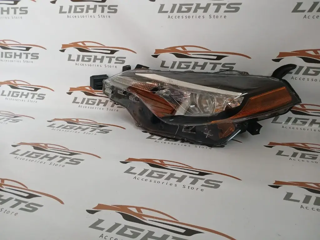 Foco modelo LE, compatible con Toyota Corolla 2017-2019.