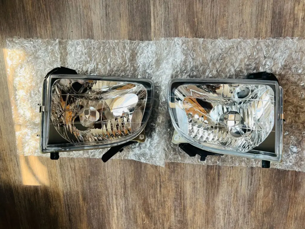 Foco compatible con Toyota Tacoma 2001-2004.